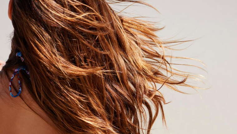 Capelli e cuoio capelluto in estate: come proteggerli da sole, caldo e salsedine